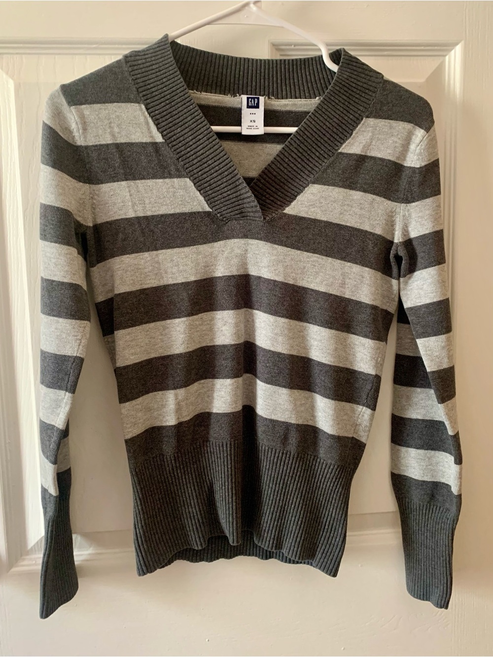 GAP Women’s Dark Gray and Light Gray Striped V-Neck Sweater